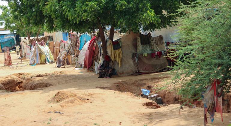 أطفال يجلسون بجانب خيام مؤقتة في الفاشر بشمال دارفور حيث أدى تصاعد القتال إلى محاصرة الآلاف.